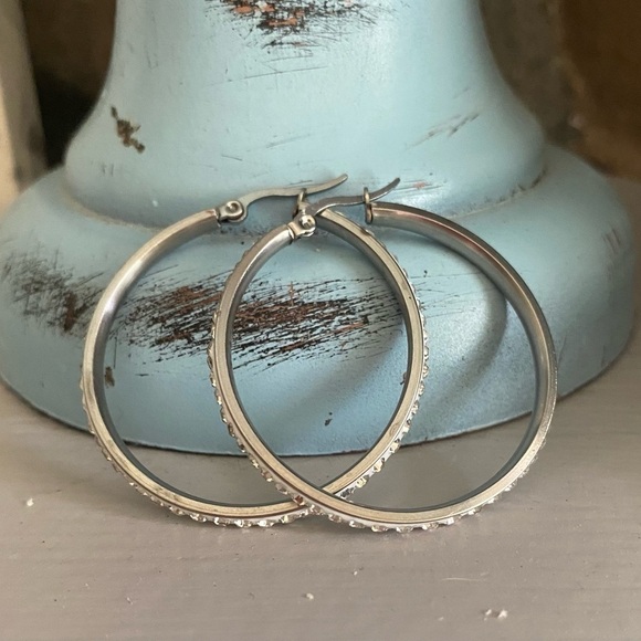 NWOT-SILVER TONE HOOPS WITH RHINESTONES - Picture 1 of 4